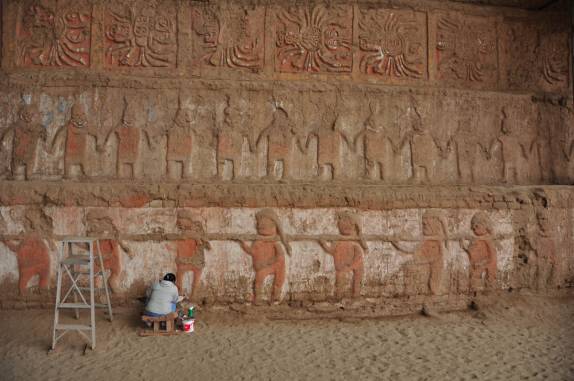 Trabalho de conservação na Huaca de La Luna, em Trujillo - Peru